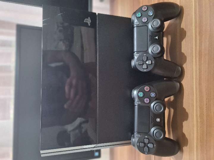 Playstation 4 + 2 Kol + Oyunlar
