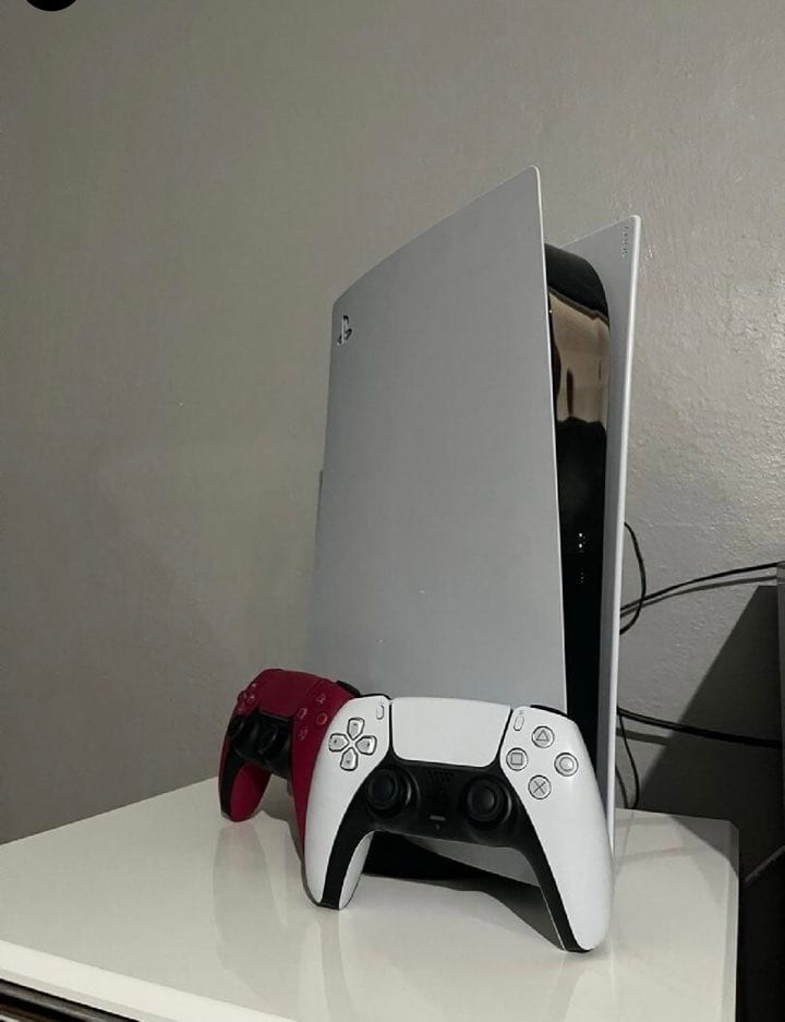 Playstation 5 + İki Kol + PES 2020 + FIFA 2024